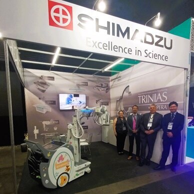 Estande da Shimadzu do Brasil no primeiro dia de evento expondo o Raio-X móvel digital MobileDaRt Evolution MX8v